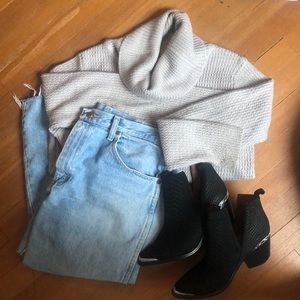 Honey Punch Sweater / Size Small